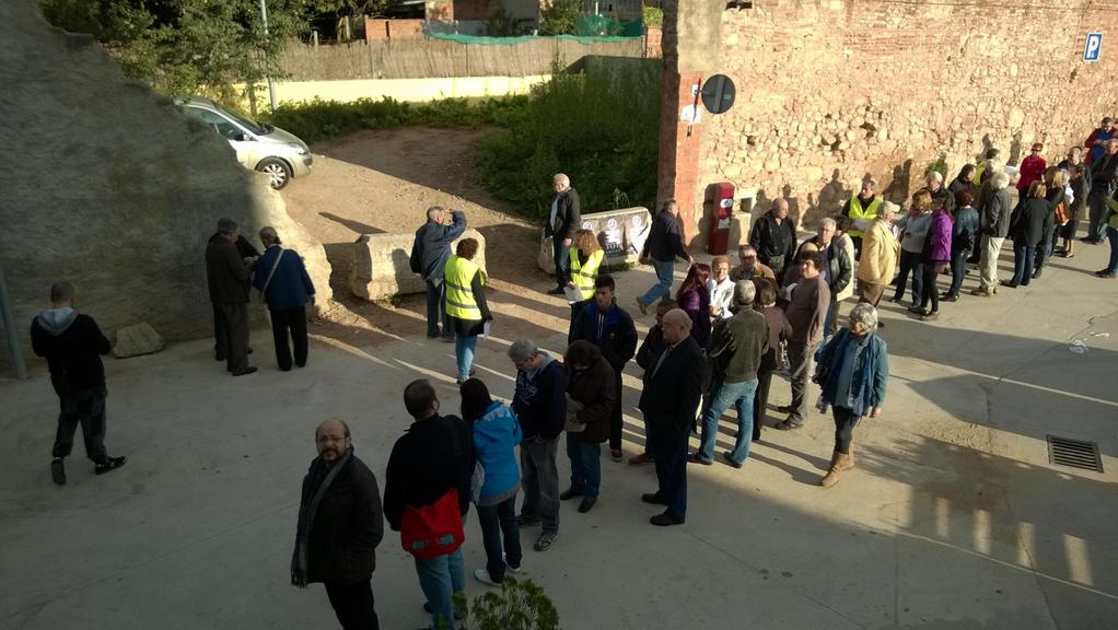 Una llarga cua esperava, abans de les 9, per poder participar a la consulta del 9N