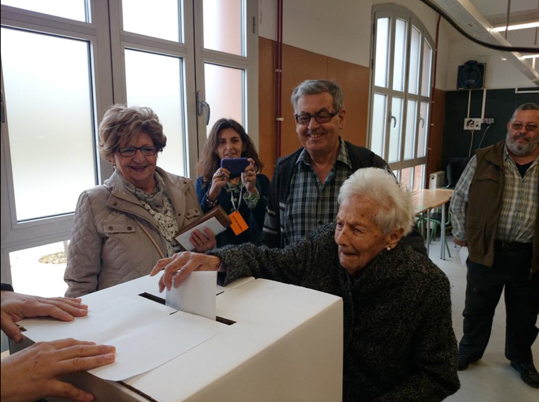 L'edat no ha estat un impediment per arribar a l'institut, com la Pilar Gaja, de 102 anys © Jaume Dolent